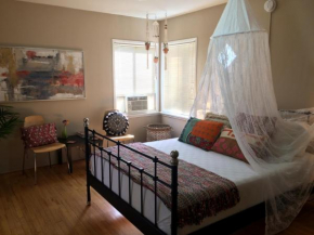Boho-Chic Retreat - Retro and Relaxing with Full Kitchen, Burbank